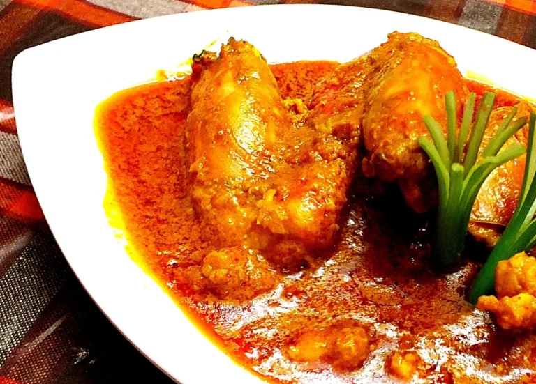 বাটিতে পরিবেশিত চিংড়ি মালাইকারি, নারকেলের দুধের হালকা ঝোলে বড় চিংড়ি