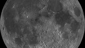 কালো আকাশের পটভূমিতে পূর্ণ চাঁদের কাছের পাশ, যার গাঢ় সমভূমি ও গহ্বরগুলো স্পষ্ট দেখা যাচ্ছে